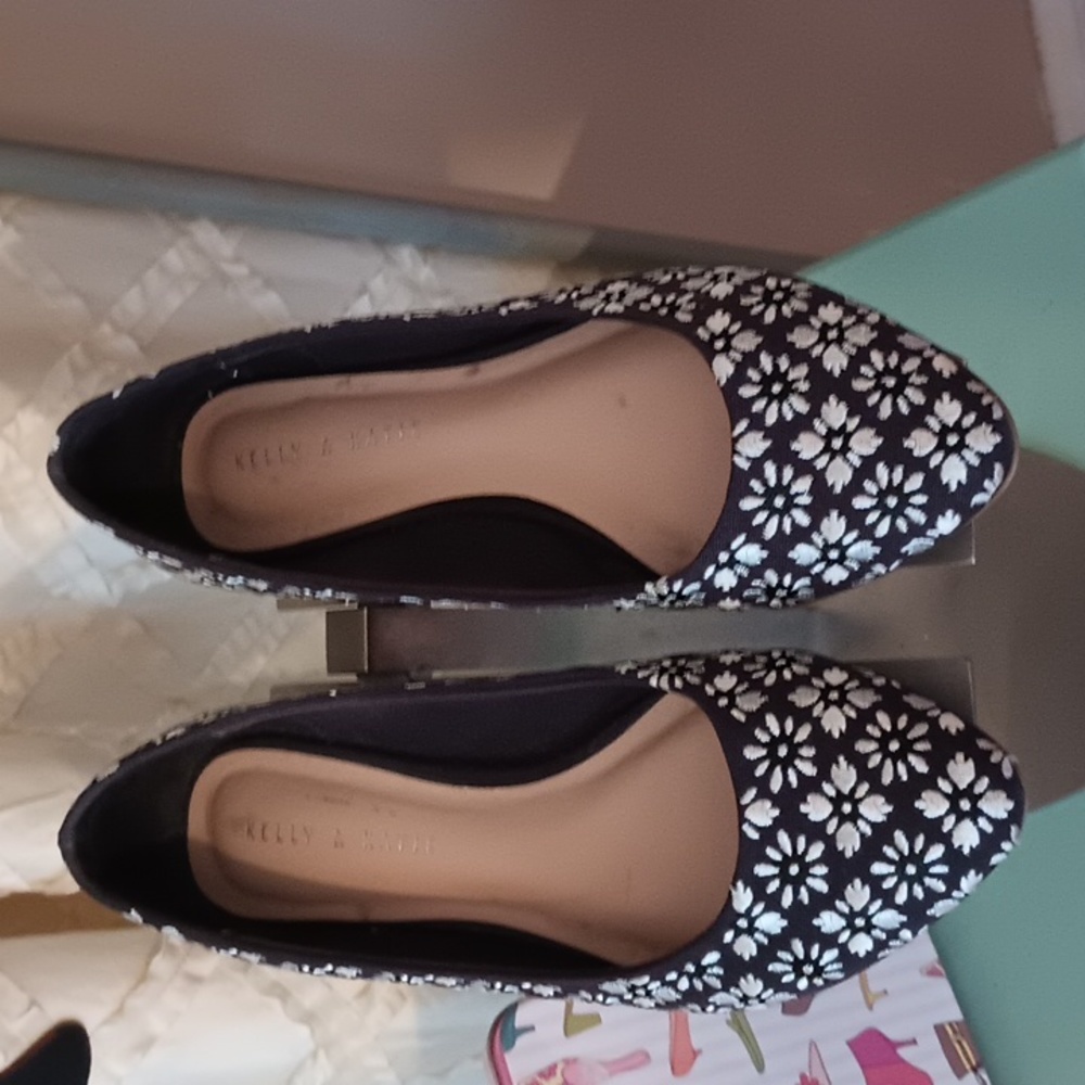 Kelly and Katie size 8 black and white flats